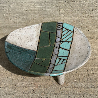 sgraffito tripod dish